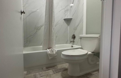 Jennings Hotel | Comfortable Days Inn & Suites by Wyndham Jennings Awaits