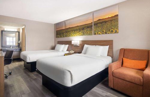 Kokomo Hotel | Comfortable Stay at Days Inn & Suites by Wyndham Kokomo