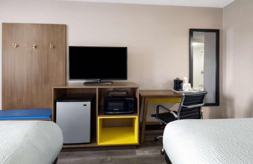 Kokomo Hotel | Comfortable Stay at Days Inn & Suites by Wyndham Kokomo