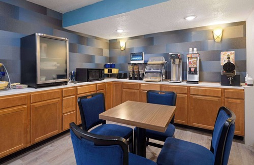 Kokomo Hotel | Cozy Days Inn & Suites by Wyndham Kokomo with Breakfast