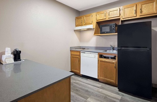 Kokomo Hotel | Cozy Days Inn & Suites by Wyndham Kokomo with Breakfast