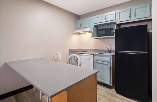 Kokomo Hotel | Cozy Days Inn & Suites by Wyndham Kokomo with Breakfast