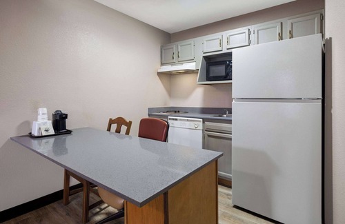 Kokomo Hotel | Cozy Days Inn & Suites by Wyndham Kokomo with Breakfast