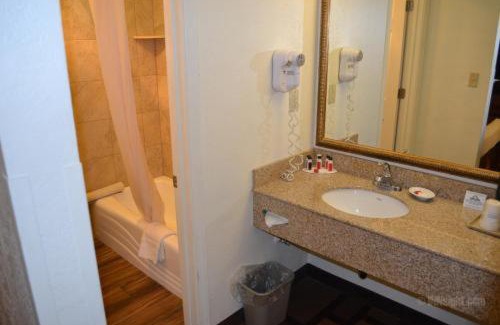 Lodi Hotel | Comfortable Days Inn & Suites with Oceanfront Views