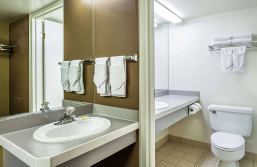 Logan Hotel | Convenient Days Inn & Suites with Pool and Spa in Logan