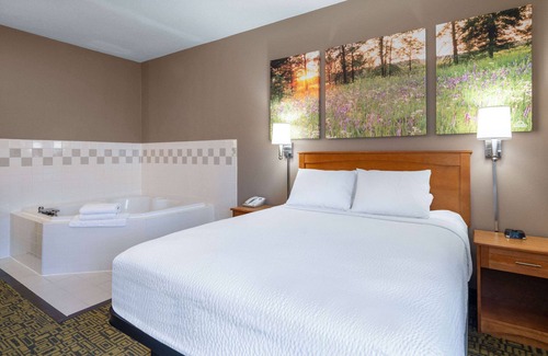 Monona Hotel | Relax at Days Inn & Suites: Family-Friendly with Pool & Spa