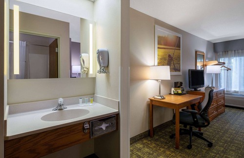 Monona Hotel | Relax at Days Inn & Suites: Family-Friendly with Pool & Spa