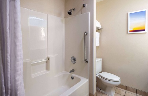 Monona Hotel | Relax at Days Inn & Suites: Family-Friendly with Pool & Spa