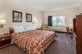Morris Hotel | Cozy Retreat at Days Inn & Suites by Wyndham of Morris