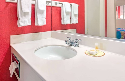 Osceola Hotel | Cozy Days Inn & Suites with Pool and Breakfast in Osceola