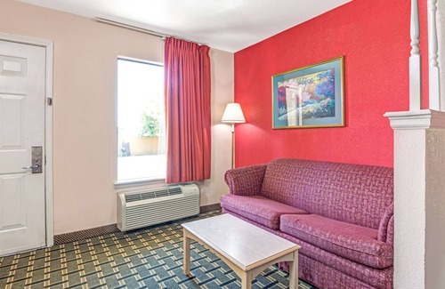 Osceola Hotel | Cozy Days Inn & Suites with Pool and Breakfast in Osceola