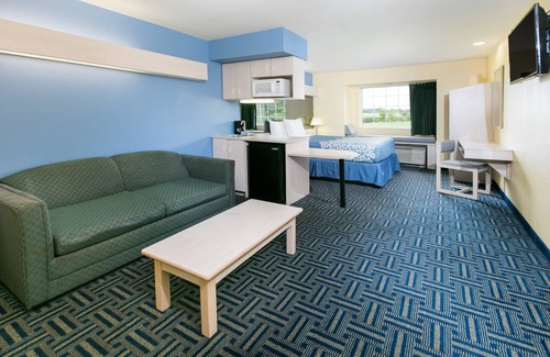 Pryor Hotel | Relaxing Getaway at Days Inn & Suites by Wyndham Pryor