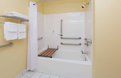 Pryor Hotel | Relaxing Getaway at Days Inn & Suites by Wyndham Pryor