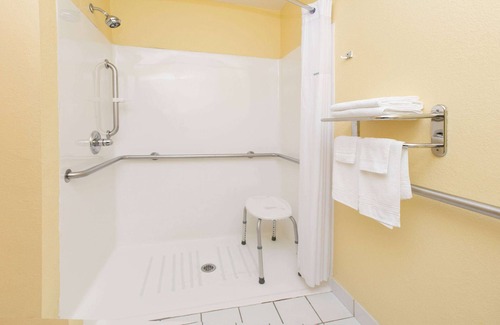 Pryor Hotel | Relaxing Getaway at Days Inn & Suites by Wyndham Pryor