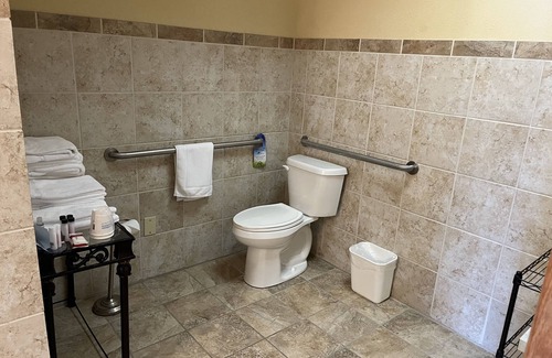 Sutton Hotel | Cozy Days Inn & Suites by Wyndham with Pool and Breakfast