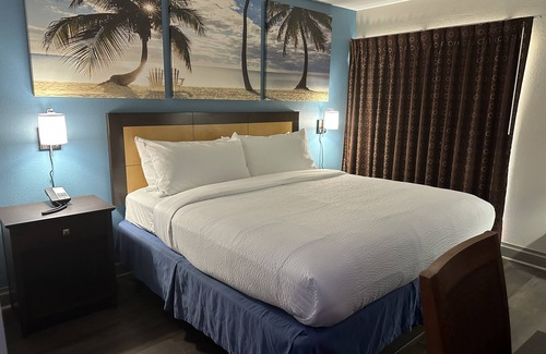 Tampa Hotel | Convenient Days Inn & Suites Near Ybor City with Pool