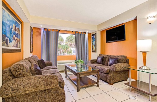 Tampa Hotel | Convenient Days Inn & Suites Near Ybor City with Pool