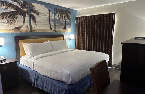 Tampa Hotel | Convenient Days Inn & Suites Near Ybor City with Pool