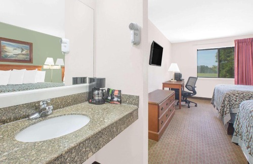 Brinkley Hotel | Pet-Friendly Retreat at Days Inn & Suites Brinkley