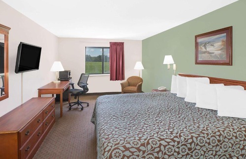 Brinkley Hotel | Pet-Friendly Retreat at Days Inn & Suites Brinkley