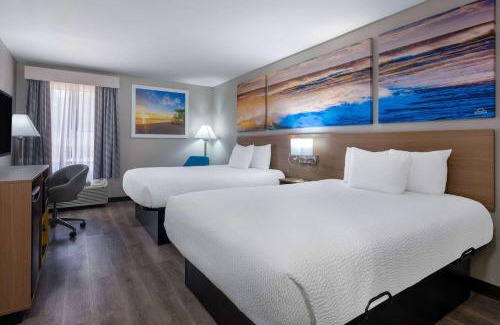 Commerce Hotel | Pet-Friendly Days Inn & Suites with Ocean View Amenities