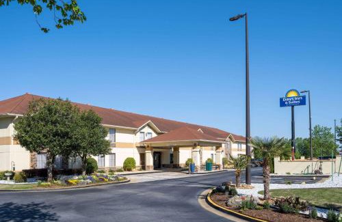 Commerce Hotel | Pet-Friendly Days Inn & Suites with Ocean View Amenities