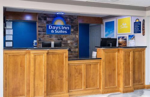 Commerce Hotel | Pet-Friendly Days Inn & Suites with Ocean View Amenities