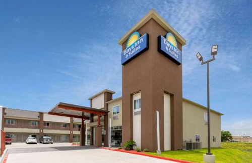 Greater East End Hotel | Discover Days Inn & Suites Near University of Houston