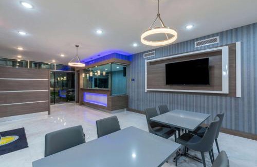 Greater East End Hotel | Discover Days Inn & Suites Near University of Houston