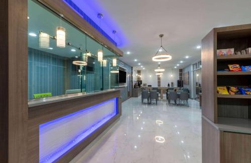 Greater East End Hotel | Discover Days Inn & Suites Near University of Houston