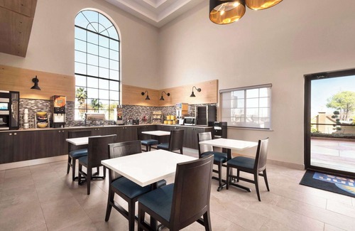 Southeast Houston Hotel | Discover Days Inn & Suites: Ideal Houston Airport Retreat
