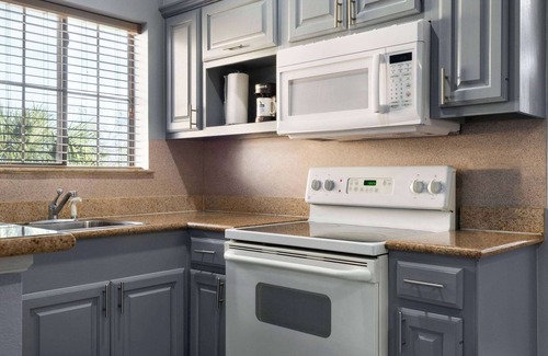 Southeast Houston Hotel | Discover Days Inn & Suites: Ideal Houston Airport Retreat