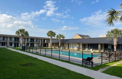 Jennings Hotel | Pet-Friendly Days Inn & Suites in Jennings with Pool Access