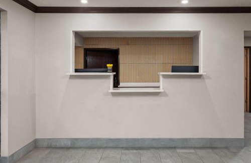 Kaukauna Hotel | Pet-Friendly Days Inn & Suites with Pool in Kaukauna