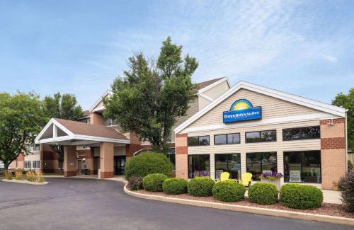 Monona Hotel | Pet-Friendly Days Inn & Suites with Oceanfront Views