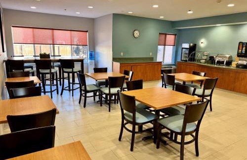 Monona Hotel | Pet-Friendly Days Inn & Suites with Oceanfront Views