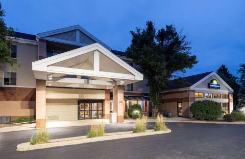 Monona Hotel | Pet-Friendly Days Inn & Suites with Oceanfront Views