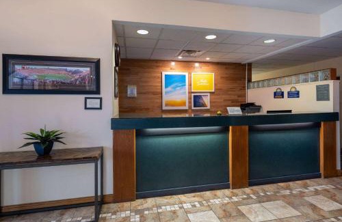 Monona Hotel | Pet-Friendly Days Inn & Suites with Oceanfront Views