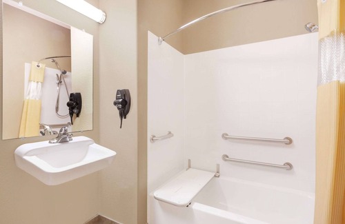 Marquez Hotel | Convenient Stay at Days Inn & Suites by Wyndham Marquez