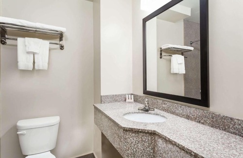 Queens Hotel | Convenient Days Inn & Suites near JFK Airport