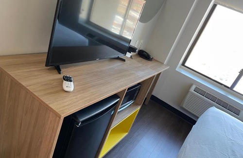 Queens Hotel | Convenient Days Inn & Suites near JFK Airport