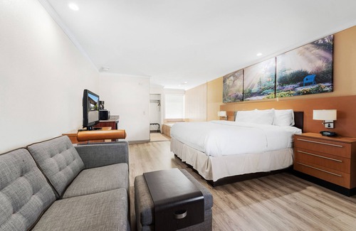 Roseville Hotel | Convenient Days Inn & Suites Near Detroit with Pool & Dining