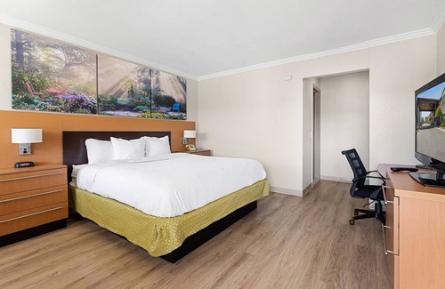 Roseville Hotel | Convenient Days Inn & Suites Near Detroit with Pool & Dining