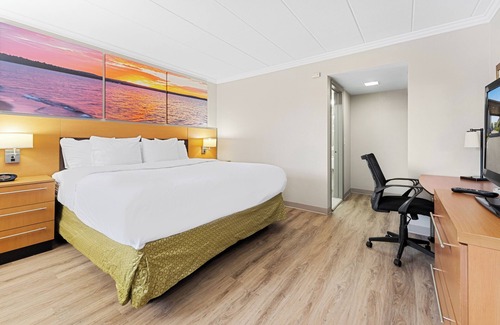 Roseville Hotel | Convenient Days Inn & Suites Near Detroit with Pool & Dining