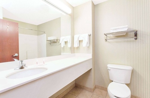 Seaford Hotel | Discover Comfort at Days Inn & Suites by Wyndham Seaford