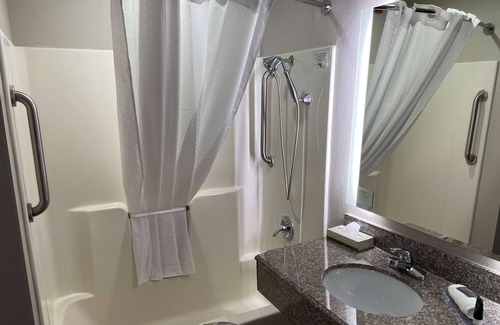 Tahlequah Hotel | Comfortable Days Inn & Suites with Family-Friendly Amenities