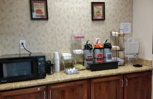 Vancouver Hotel | Convenient Days Inn & Suites in Vancouver with Pool & Spa
