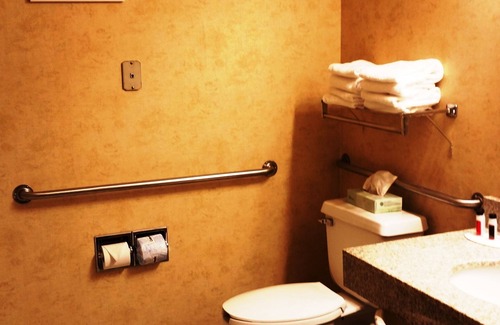 Vancouver Hotel | Convenient Days Inn & Suites in Vancouver with Pool & Spa