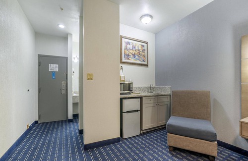 Webster Hotel | Convenient Stay at Days Inn & Suites Near NASA-ClearLake
