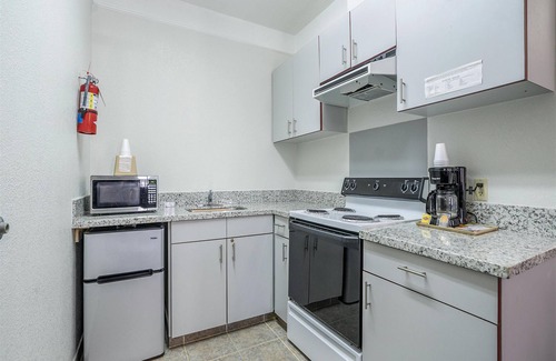 Webster Hotel | Convenient Stay at Days Inn & Suites Near NASA-ClearLake